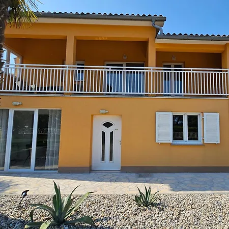 Noa's Pool House