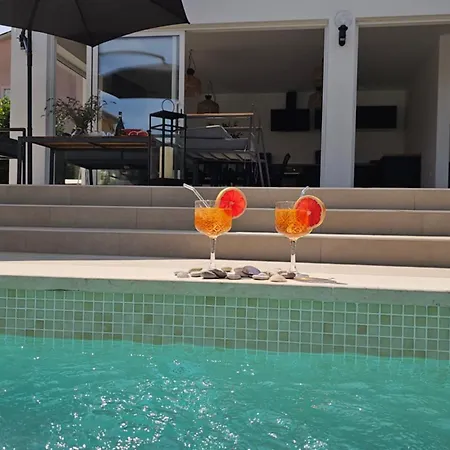 Noa's Pool House *